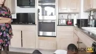 اغتصاب مراهقة بزب اسود ينيك كسها