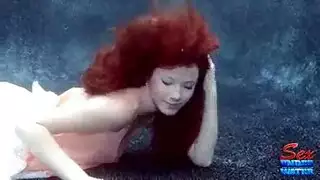 جنس أليكساندرا القذر في المنزل: أخذ قضيب صلب