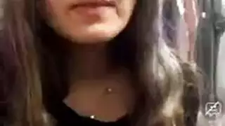 موظفة شقراء تكشف فرجها المبلل على المكتب
