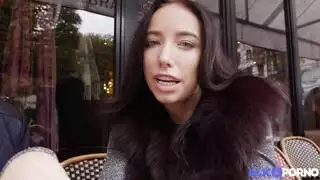 امرأة سمراء وعشيقها في مشهد بورن خام