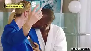 بورنو صريح بين الأعراق: شقراء تُناك بقضيب كبير لرجل أسود