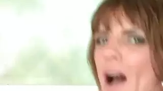 معلقة بالسقف: فيلم إباحي مع عاهرة أميركية