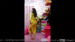 صديقة مصرية تخلع ملابسها وتتقطر بللاً من أجل مجموعة صور إباحية