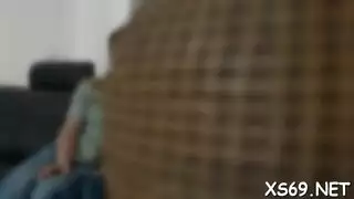 فنان هائج يضرب كسها المنتوف في مشهد شرجي صارم