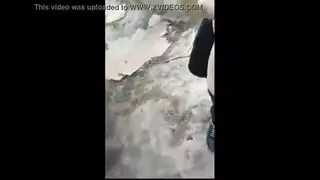 فضيحة جنسية في الشارع: كشف الأثداء الكبيرة أثناء فعل جنسي صريح