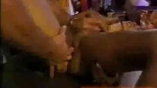 تمثيلية رضاعة مثيرة مع تركيز على الحلمات