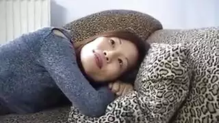 ربة منزل مثيرة تُمارس الجنس بقوة على أرضية المطبخ