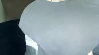 امرأة عربية ممتلئة مرهقة تأخذ عدة أعضاء ذكرية