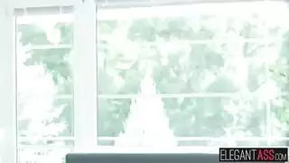 فتاة مصاصة دماء تأخذ دساراً ثم تتوسل لجنس خشن إكس إكس إكس