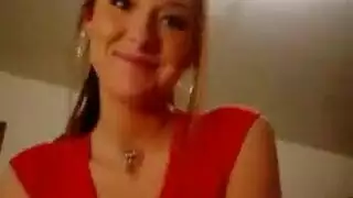 سحاقيات مدخنات ساخنة يتناوبن على قضيب حزام