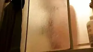 فعل سحاقي صريح: مشاركة قضيب وأكل فرج