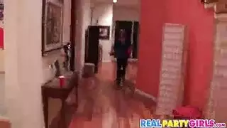 جنس جماعي صريح: حارّات رومانيات وشابان مثيران