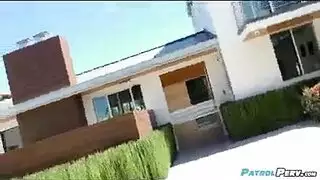 هزاز يمتطي مؤخرتها في نسيم الصيف