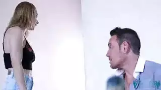 نجمة الأفلام الإباحية كاسي ميلر تمارس الجنس بعنف في الطابق السفلي
