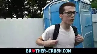المراهق الطالب الذي يذاكر كثيرا ريو يعطي اللسان وركوب الديك في الثلاثي البخاري