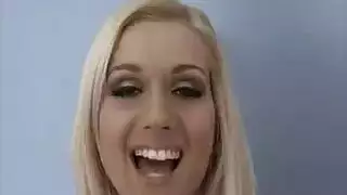 الشقراء تجعل فرجها يقطر على كرسي المطبخ