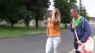كلبة حمراء تمص ديك صديقها الضخم في المطبخ