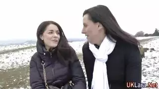 عاهرة إنجليزية تحب الجنس الفموي العميق والقذف داخلها