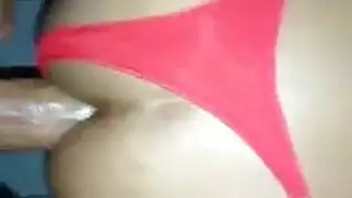 شاب عديم الخبرة يخدم أقراصاً قاسية ضخمة