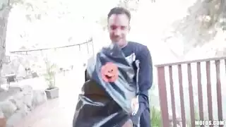 رجل مقنع يمارس الجنس بقوة مع فرج مراهقة في مشهد هالوين إباحي