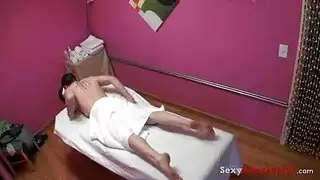 مدلكة آسيوية ساخنة تمص وتضاجع بهزاز في فيلم إباحي