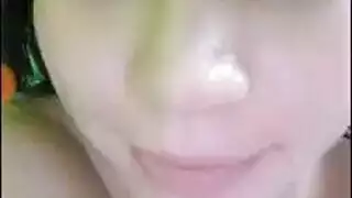 زوجة الأب المثيرة تئن بينما يملأ زوج الأب كسها الرطب