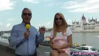عاهرة صغيرة مرتدية الجوارب تختنق بالقضيب وتبلع المني