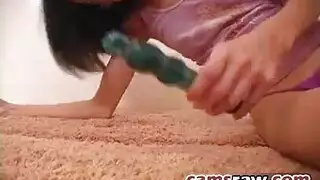 فتاة مثيرة تلعب العضو التناسلي النسوي لها