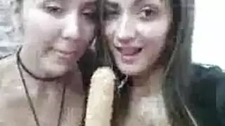 تلعب الشقراء الكولومبية الحلوة مع بوسها أمام المرآة ، بينما تستحم
