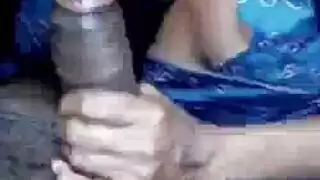 الزوج الجميل على وشك ممارسة الجنس البري مع زوجته الجديدة في الحوض الساخن