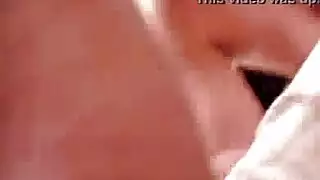 الديوث يقدم الفاجرة الشقراء لصديقه لصرخات هزّة الجماع الصاخبة