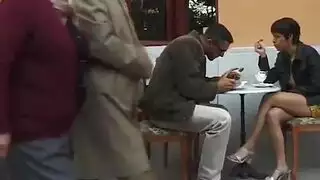 عاهرة سيئة تأخذ الحمار الداعر على العشب