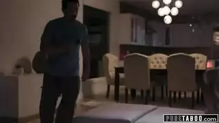 أنجيلا وايت تثار وهي تشاهد الزوج يضاجع زوجته، تقفز للانضمام لعمل ثلاثي إباحي