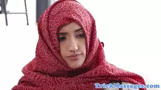فاتنة عربية تحصل على تدليك مثير وأكثر