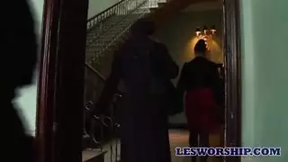 مراهقة عربية منضبطة تطيع كل الأوامر في مشهد إباحي