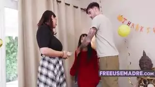 أم آسيوية جذابة وزوجة الابن في مشهد سحاقي إباحي مثير