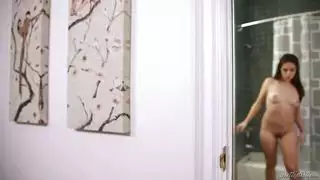 الأخت غير الشقيقة تغوي أخاها بمواهبها