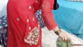 سارة بهابهي المحجبة تأخذ قضيبًا اصطناعيًا عميقًا في فرجها