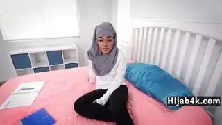 عاهرة محجبة صغيرة تأخذ قضيبًا كبيرًا