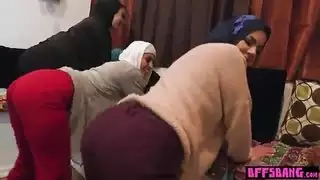 عروس مراهقة تواجه قضبان سوداء ضخمة