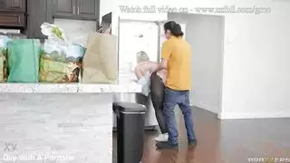 فحل ساذج يخترق بلطف المؤخرة المثيرة لاتينا