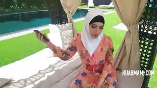 ربة منزل مثيرة تحتاج إلى نجم إباحي بقضيب هائل