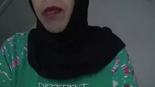 أم عربية مثيرة تسيطر على الديوث بثلاثي مع قضيب أسود كبير