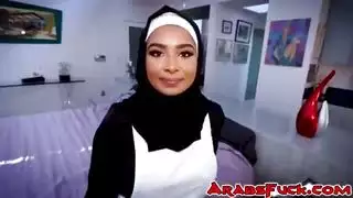 إباحية محجبة: فتاة خجولة تأخذ قضيبًا كبيرًا أمام الكاميرا
