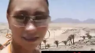 إباحية في العلن: فتاة بولندية يتم تحفيز فرجها بالأيس كريم في شارع مصري