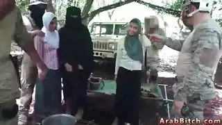 سحاق عربي إباحي: طالبة وفتاة تستكشفان بعضهما