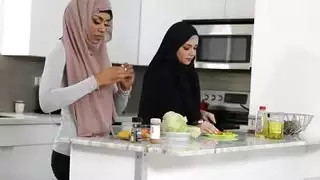 نكح عربي ساخن: ميلو بلايز يهيمن على زوجته الأبنوسية