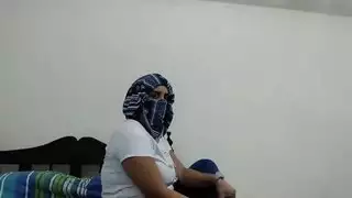 بث ويب إباحي: عربية ممتلئة تتباهى بكسها السمين المبلل