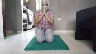 فتاة مسلمة تداعب بظرها بالجينز حتى تندفع سوائلها