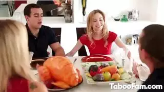 أنجيل سمولز تُحشى بقوة في عيد الشكر
